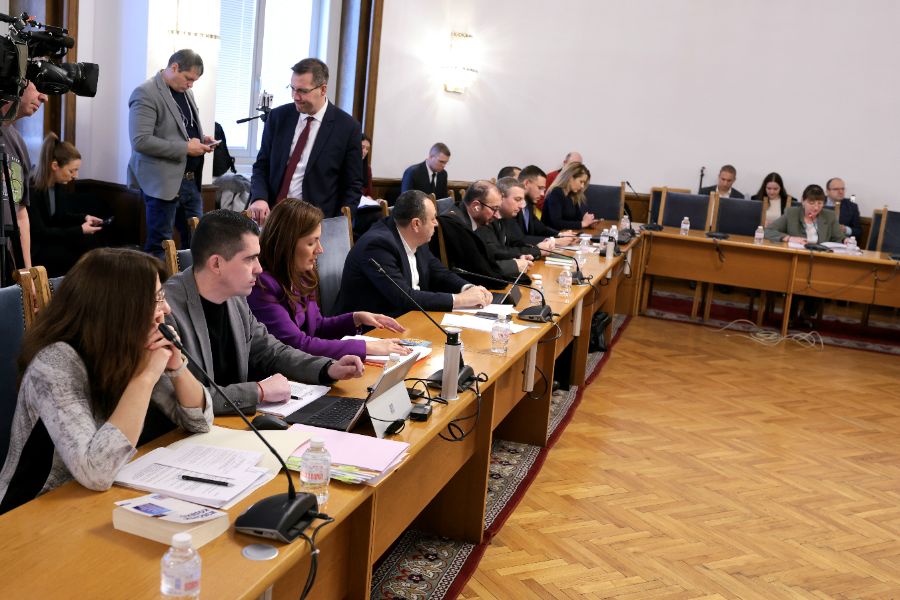 <p>Парламентарната правна комисия одобри на първо четене законопроекта на ГЕРБ-СДС за закриване на Комисията за противодействие на корупцията (КПК).</p>