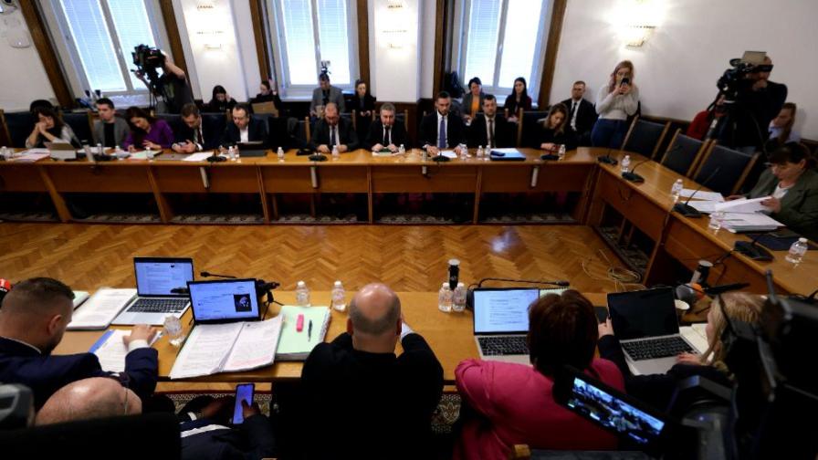 Правната комисия прие замразяване на депутатските заплати