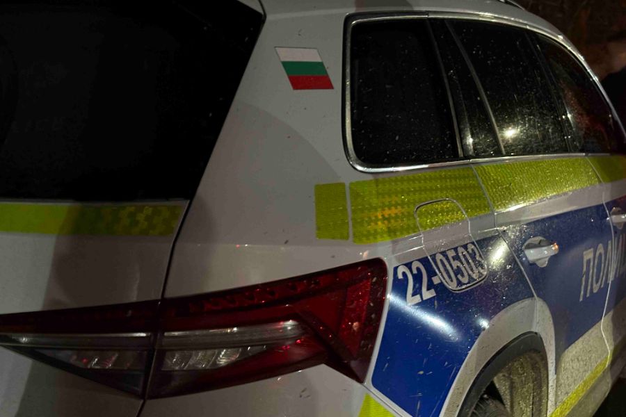 <p>Въоръжен грабеж на инкасо автомобил е извършен на жп гарата в град Ихтиман.</p>