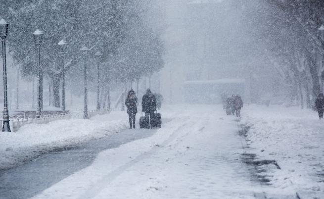Апокалипсис в Русия: Екстремен снеговалеж поглъща цели градове в Камчатка