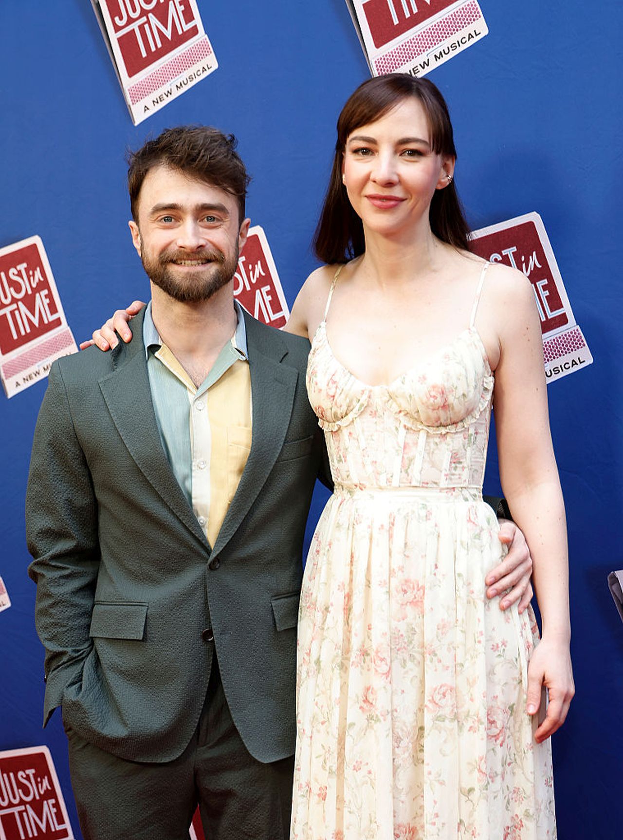 <p><strong>Даниел Радклиф и Ерин Дарк</strong></p>

<p>Даниел Радклиф е любимец на публиката по много причини, като една от основните е ролята му на Хари Потър. Подобно на Том Холанд, актьорът с ръст от 165 сантиметра често е сниман гордо до съпругата си Ерин Дарк, която е висока 170 сантиметра и често го надминава на височина, когато носи токчета.</p>