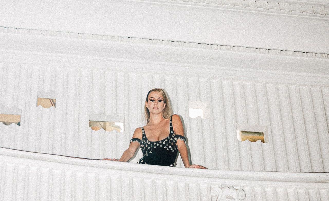 Мила Роберт представя „Повода си ти“ – песен, родена между Ню Йорк и Велики Преслав