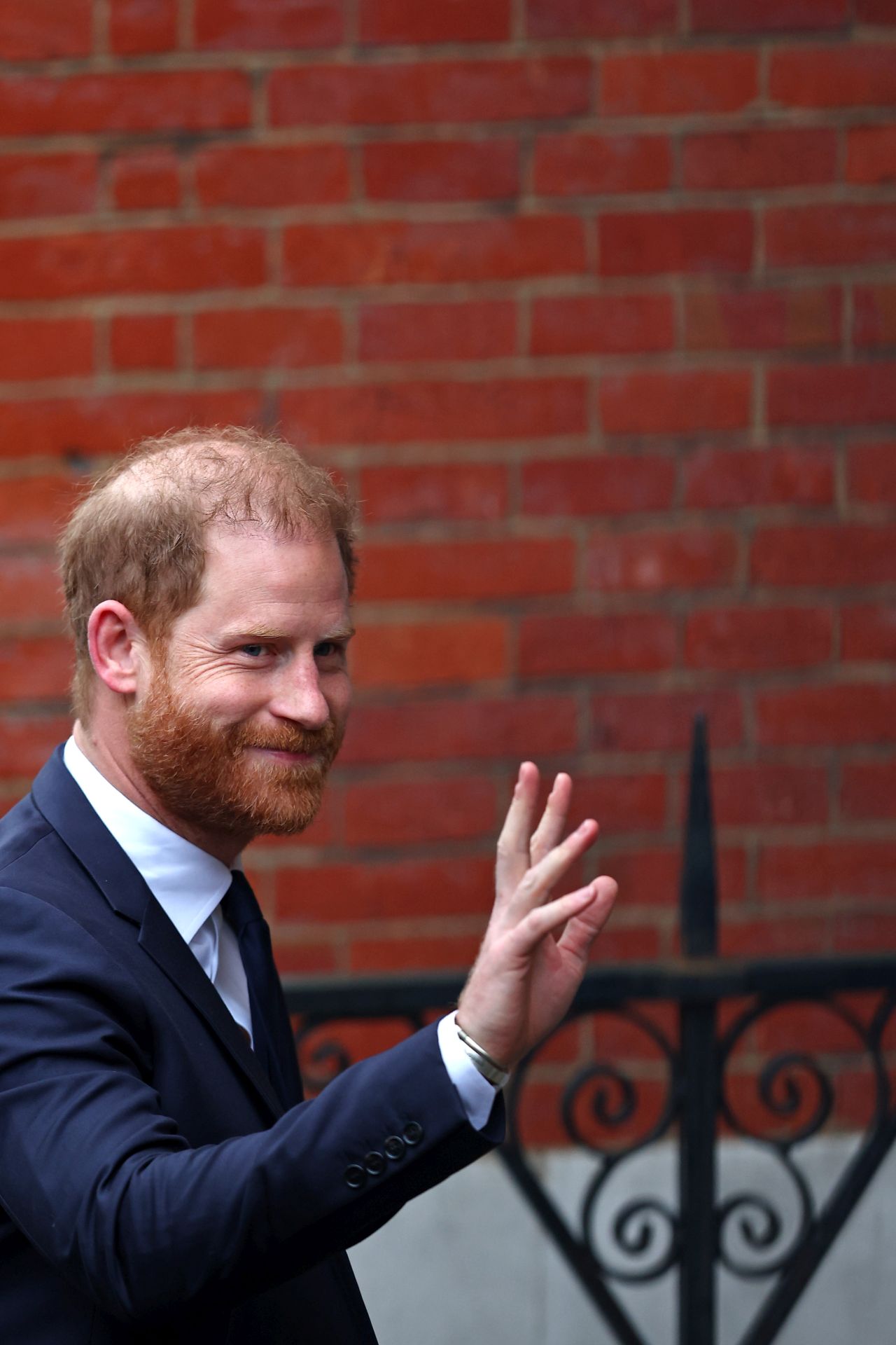 <p>Принц Хари отново в светлината на прожекторите &ndash; елегантен и решителен</p>