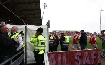 Грозно! Арестуваха уелски футболист за брутална проява на терена (ВИДЕО)