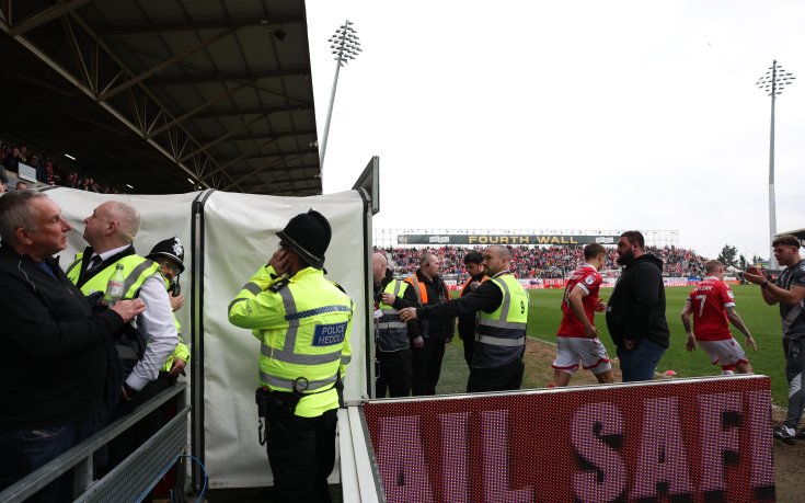Грозно! Арестуваха уелски футболист за брутална проява на терена (ВИДЕО)
