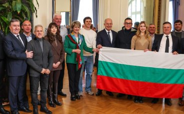 Весела Лечева връчи националния флаг на Тервел Замфиров и Александра Фейгин