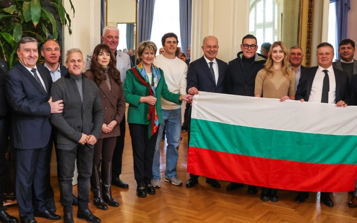 Весела Лечева връчи националния флаг на Тервел Замфиров и Александра Фейгин
