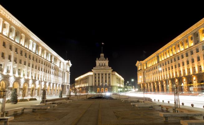 Румен Радев тръгна от президентството с ескорт на НСО