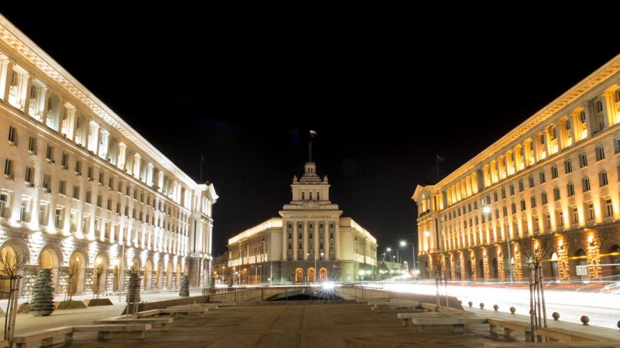 Румен Радев тръгна от президентството с ескорт на НСО