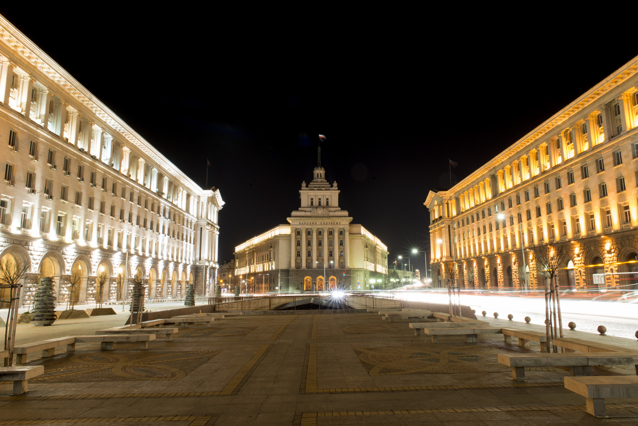 Румен Радев тръгна от президентството с ескорт на НСО