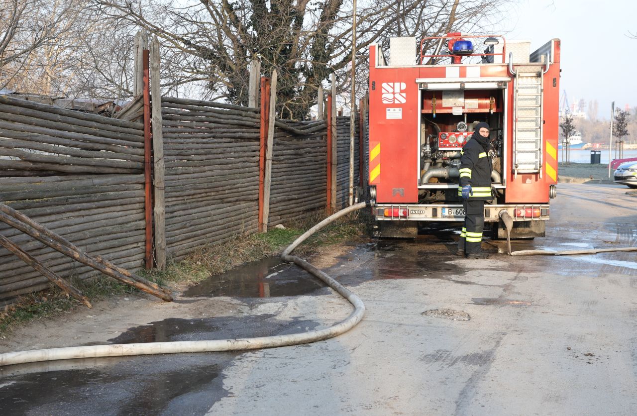<p>Седем коня са изгорели при пожар в конната база &bdquo;Фанагория&ldquo; във Варна. Леко е пострадал пазачът на базата</p>