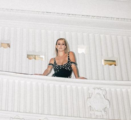 Музикалната тийнсензация Мила Роберт представи най новия си сингъл Повода