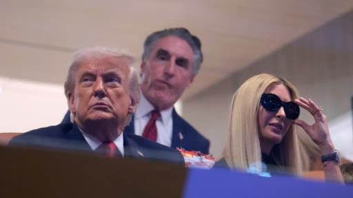 Аплодисменти и овации: Тръмп на финала на колежанския футбол в Маями