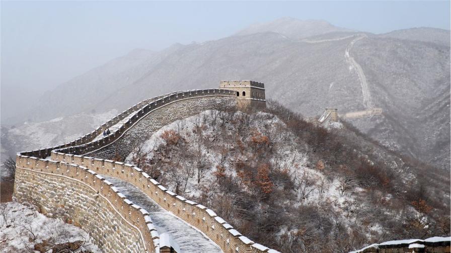 Великата китайска стена се превърна в леден капан (ВИДЕО)