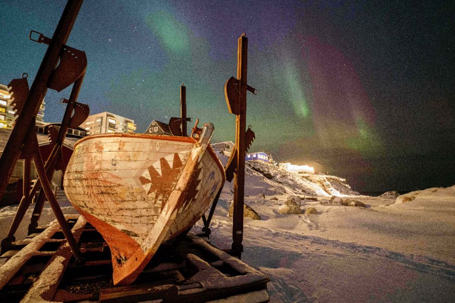 <p>Северно сияние се вижда в небето над Нуук, Гренландия.</p>