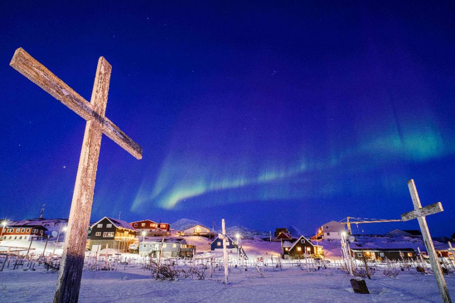 <p>Северно сияние се вижда в небето над Нуук, Гренландия.</p>