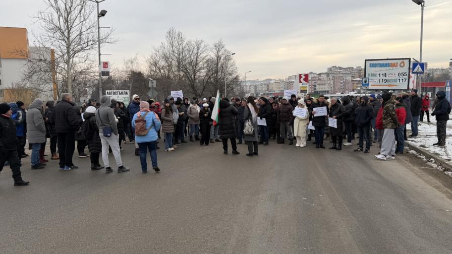 Протест срещу варовикова кариера блокира пътя София-Варна край Велико Търново