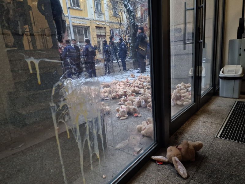 <p>Граждани се събраха на протест пред Висшия съдебен съвет (ВСС) с искане на оставката на изпълняващия функциите главен прокурор Борислав Сарафов.</p>