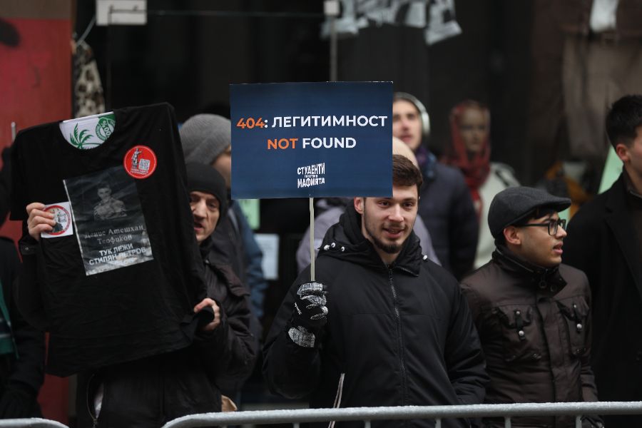 <p>Граждани се събраха на протест пред Висшия съдебен съвет (ВСС) с искане на оставката на изпълняващия функциите главен прокурор Борислав Сарафов.</p>