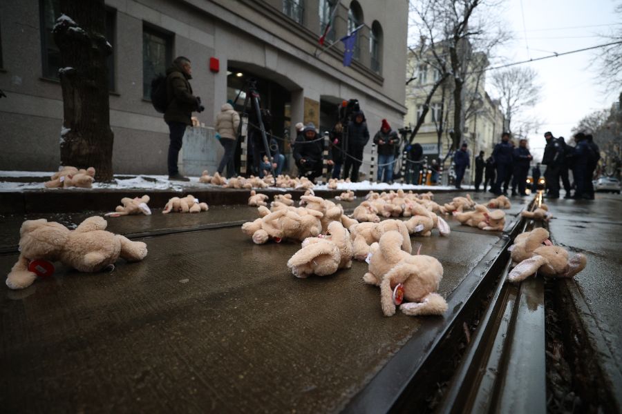 <p>Граждани се събраха на протест пред Висшия съдебен съвет (ВСС) с искане на оставката на изпълняващия функциите главен прокурор Борислав Сарафов.</p>