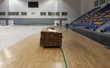 Започна подмяната на настилката в зала 