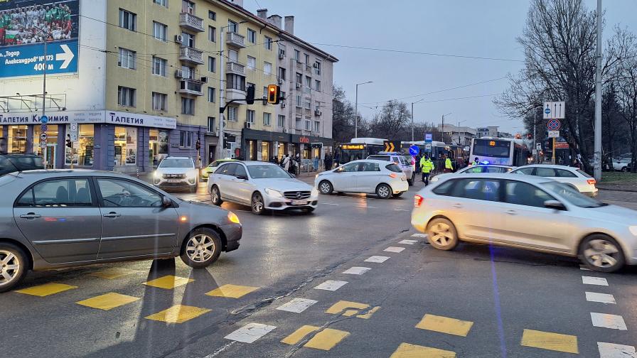 Автобус аварира на основно кръстовище в София
