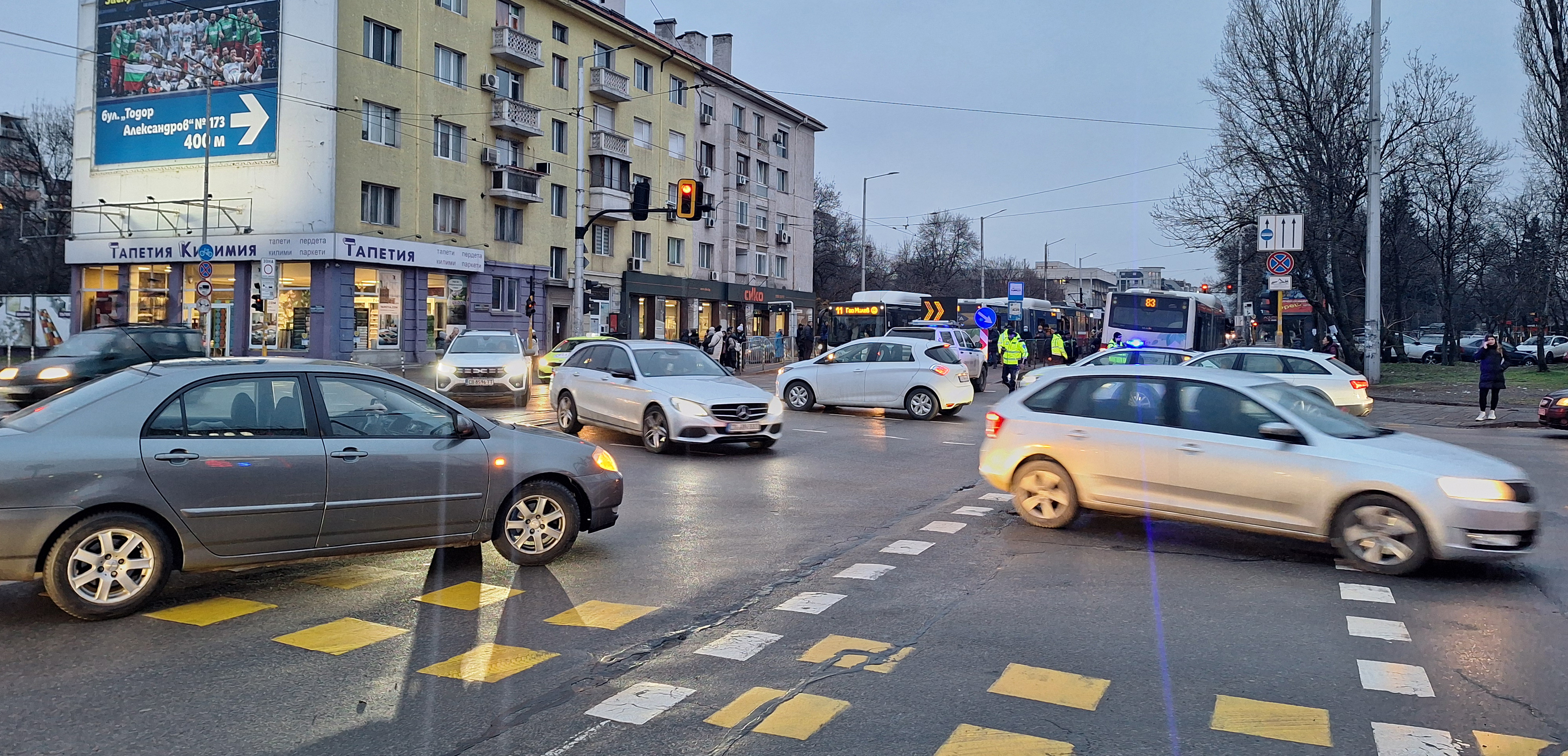 Автобус аварира на основно кръстовище в София