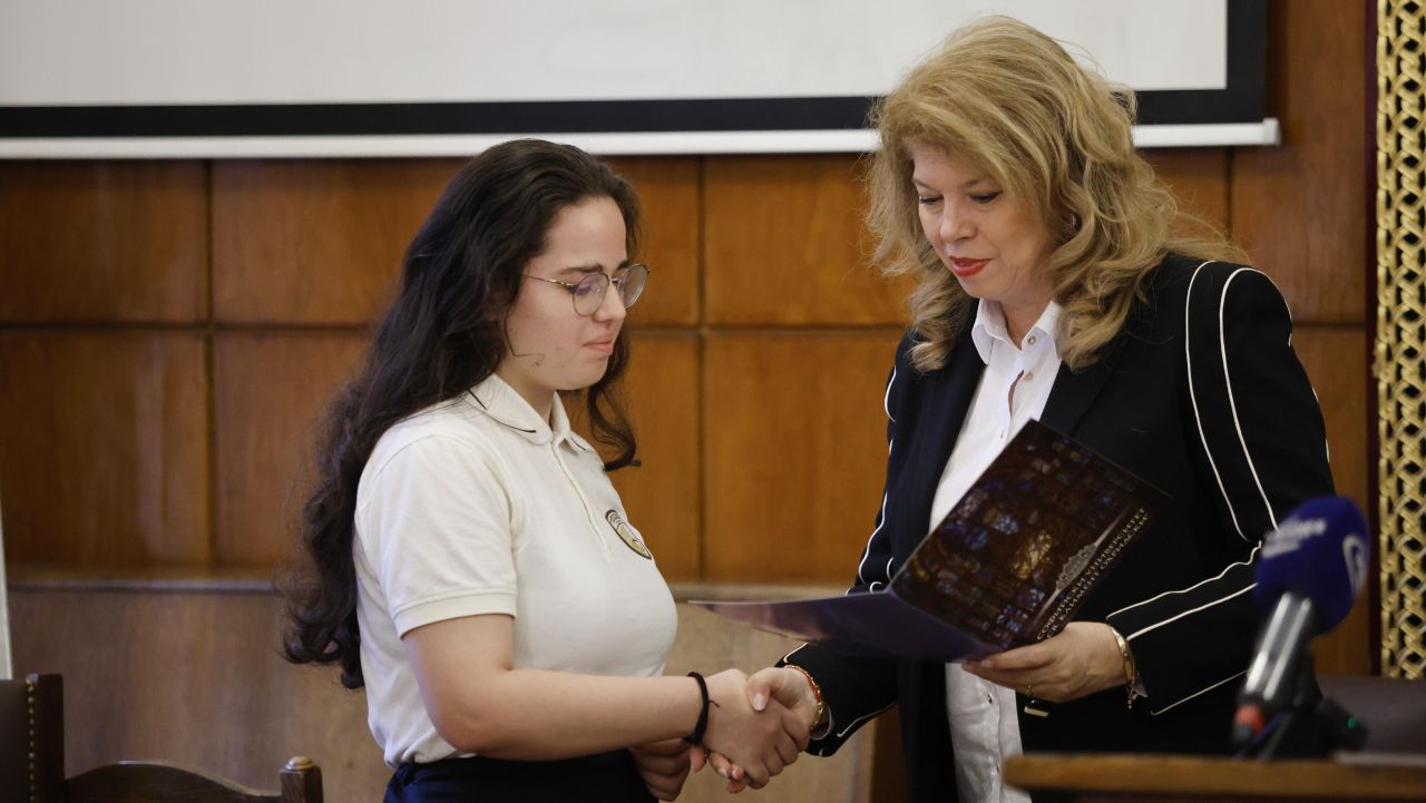 <p>След девет години в стратегическо партньорство с Румен Радев, днес Илияна Йотова прекрачва прага на историята, за да докаже, че най-силният вицепрезидент е този, който е готов във всяка секунда да поеме кормилото на нацията.</p>