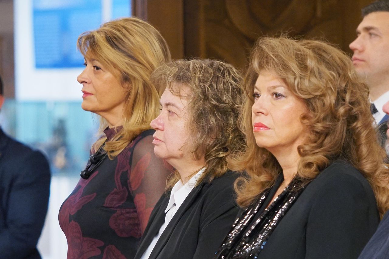 <p>След девет години в стратегическо партньорство с Румен Радев, днес Илияна Йотова прекрачва прага на историята, за да докаже, че най-силният вицепрезидент е този, който е готов във всяка секунда да поеме кормилото на нацията.</p>