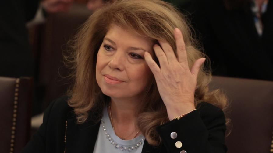 <p>От &bdquo;дясната ръка&ldquo; на Радев до върха на държавата: Първата жена президент на България - Илияна Йотова</p>