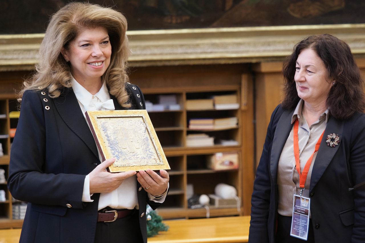 <p>След девет години в стратегическо партньорство с Румен Радев, днес Илияна Йотова прекрачва прага на историята, за да докаже, че най-силният вицепрезидент е този, който е готов във всяка секунда да поеме кормилото на нацията.</p>