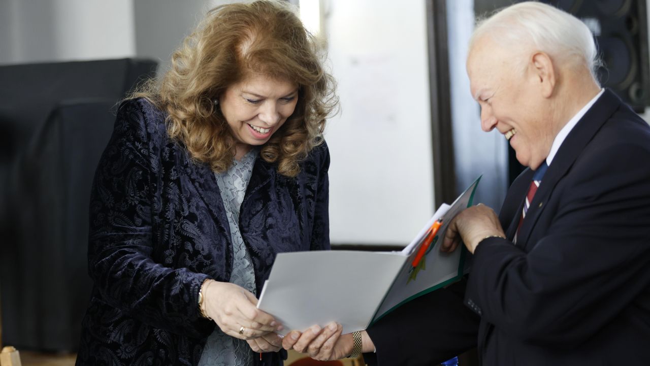 <p>След девет години в стратегическо партньорство с Румен Радев, днес Илияна Йотова прекрачва прага на историята, за да докаже, че най-силният вицепрезидент е този, който е готов във всяка секунда да поеме кормилото на нацията.</p>