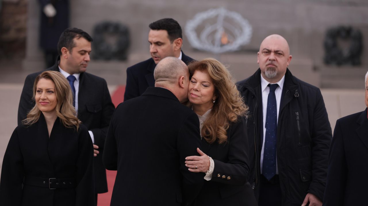 <p>След девет години в стратегическо партньорство с Румен Радев, днес Илияна Йотова прекрачва прага на историята, за да докаже, че най-силният вицепрезидент е този, който е готов във всяка секунда да поеме кормилото на нацията.</p>