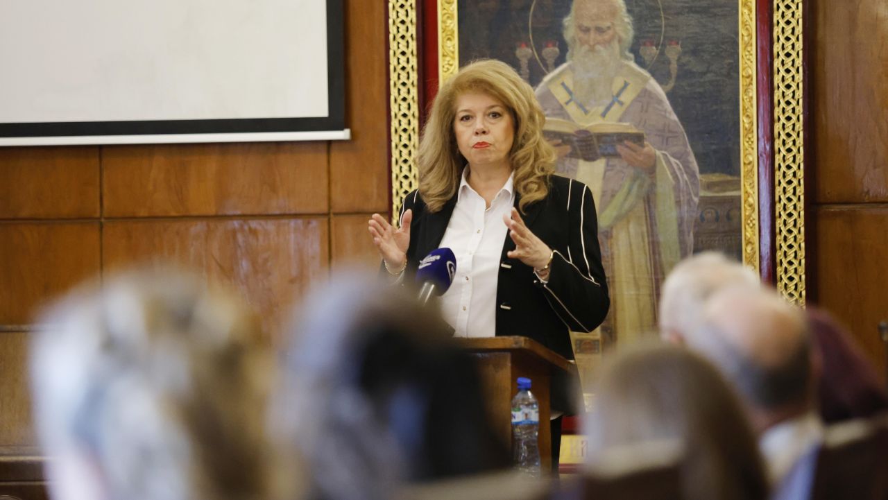 <p>След девет години в стратегическо партньорство с Румен Радев, днес Илияна Йотова прекрачва прага на историята, за да докаже, че най-силният вицепрезидент е този, който е готов във всяка секунда да поеме кормилото на нацията.</p>