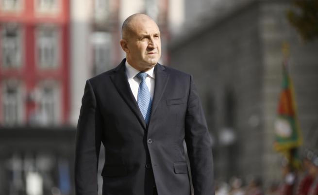 От юмрука до оставката: Как Румен Радев преначерта политическата карта на България