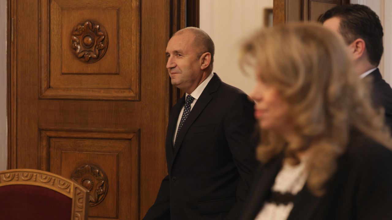 <p>От встъпването в длъжност и бурните площади до безпрецедентната оставка &ndash; тези кадри улавят деветте години, в които Румен Радев бе не просто президент, а основен полюс в българската държавност.</p>