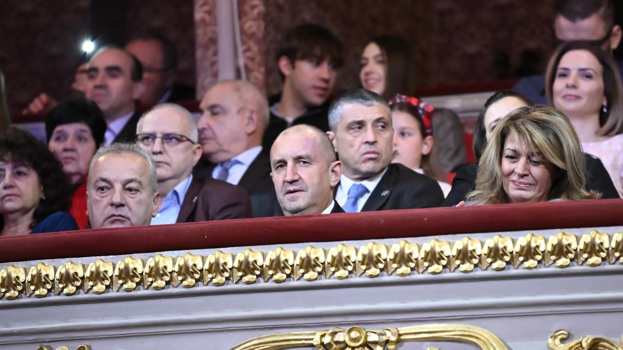 <p>От встъпването в длъжност и бурните площади до безпрецедентната оставка &ndash; тези кадри улавят деветте години, в които Румен Радев бе не просто президент, а основен полюс в българската държавност.</p>