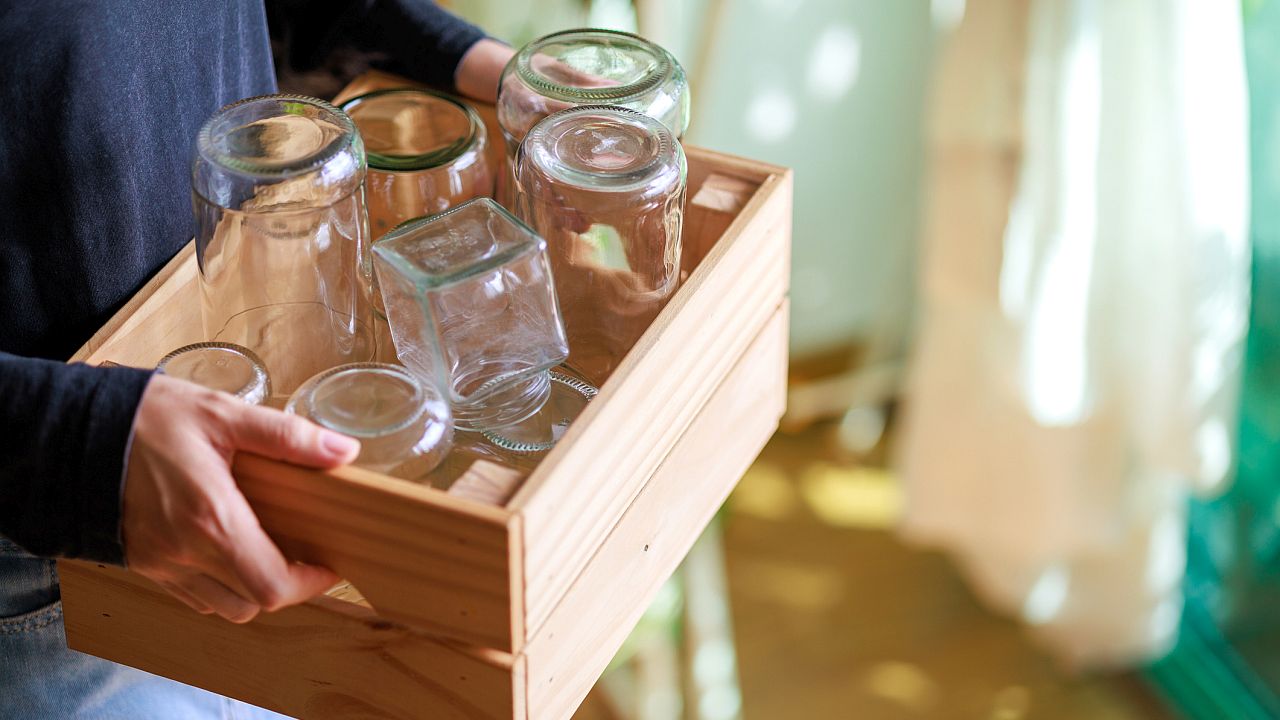 <p><strong>Празни буркани, кутии и съдове, запазени &bdquo;за после&ldquo;</strong></p>

<p>Отваряте кухненски шкаф и виждате десетки празни буркани, пластмасови съдове и кутии, събрани за бъдеща употреба. Това не е пестеливост, а подсъзнателен страх от недоимък. Задържането на празни предмети сигнализира на пространството ви, че се подготвяте за време, в което отново може да нямате нищо. Празнотата привлича още празнота.&nbsp;</p>