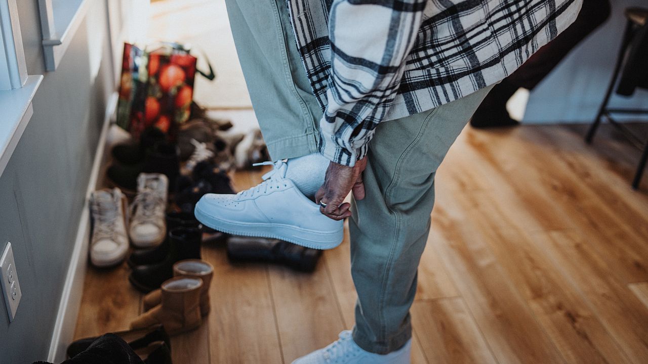 <p><strong>Претрупан вход</strong></p>

<p>В много култури и дизайнерски традиции входът се смята за портал на дома, през който навлиза енергията. Купчини обувки, разхвърляни чанти или боклук до вратата могат да блокират потока на ресурсите още преди те да достигнат до дома. Когато около вратата се натрупа безпорядък, това блокира новите възможности и връзки.</p>