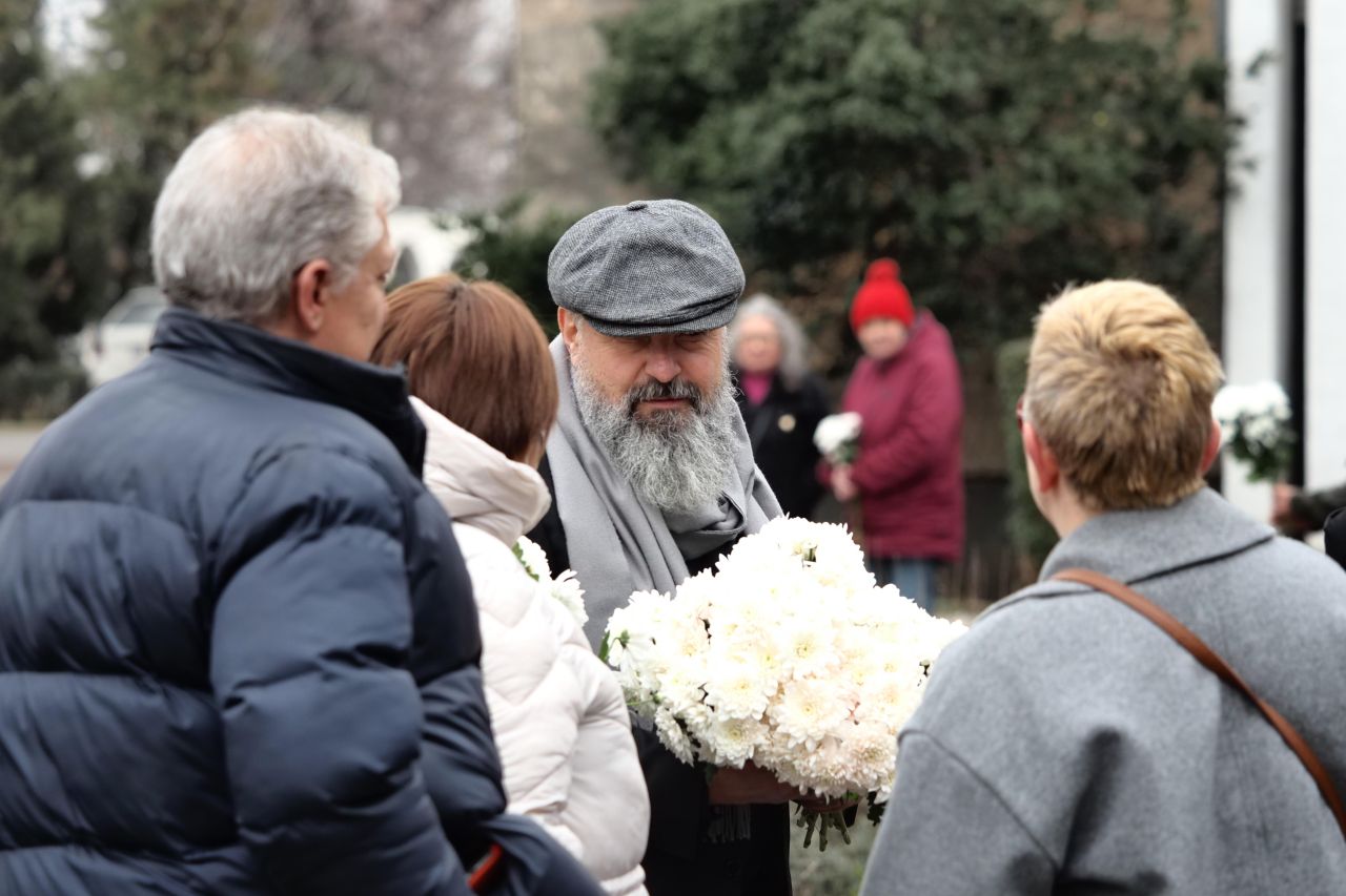 <p>Днес, 24 януари, на Централни софийски гробища в столицата се състоя поклонение пред паметта на поета, писател и сценарист Калин Терзийски.</p>