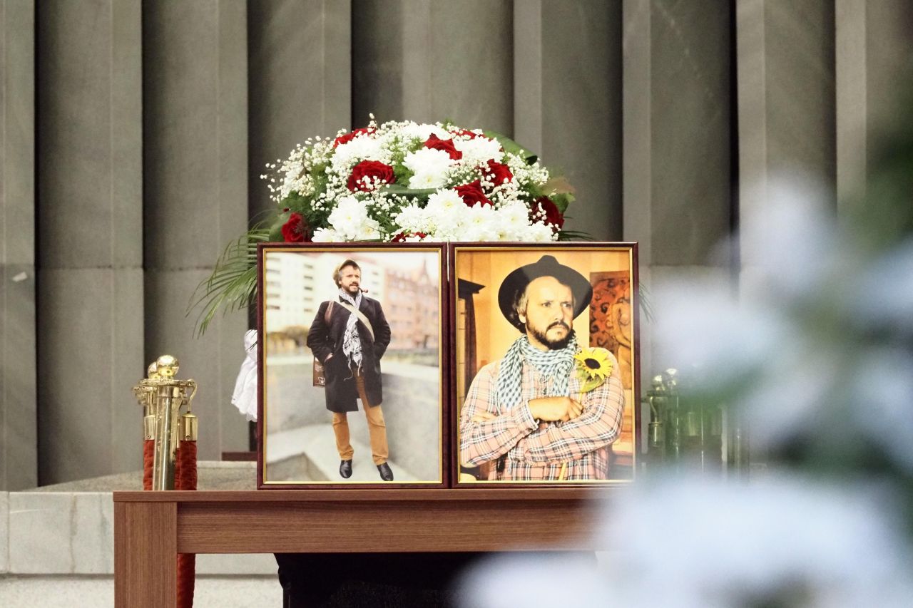 <p>Днес, 24 януари, на Централни софийски гробища в столицата се състоя поклонение пред паметта на поета, писател и сценарист Калин Терзийски.</p>