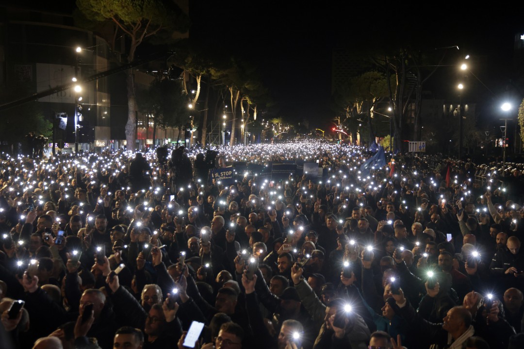 <p>Сблъсъци избухнаха в Тирана по време на митинг на албанската опозиция. Част от протестиращите срещу управлението на правителството започнаха да хвърлят запалителни бомби по полицейските служители.</p>