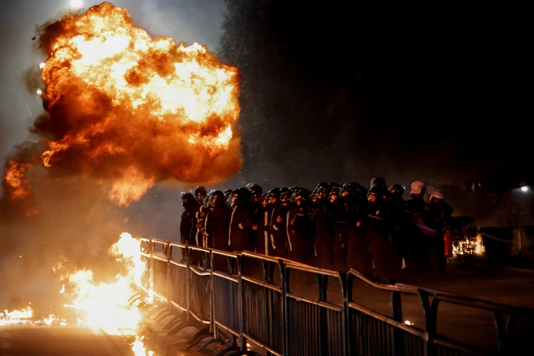 <p>Сблъсъци избухнаха в Тирана по време на митинг на албанската опозиция. Част от протестиращите срещу управлението на правителството започнаха да хвърлят запалителни бомби по полицейските служители.</p>