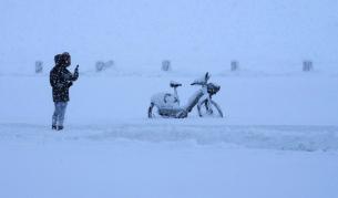 Зимна буря парализира САЩ: Над 800 000 без електричество, 10 000 полета отменени