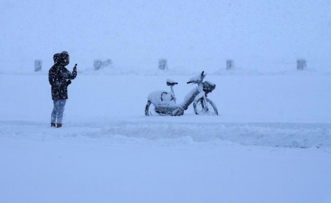Зимна буря парализира САЩ: Над 800 000 без електричество, 10 000 полета отменени