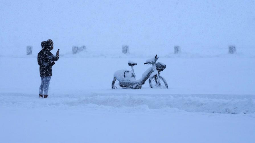 Зимна буря парализира САЩ: Над 800 000 без електричество, 10 000 полета отменени