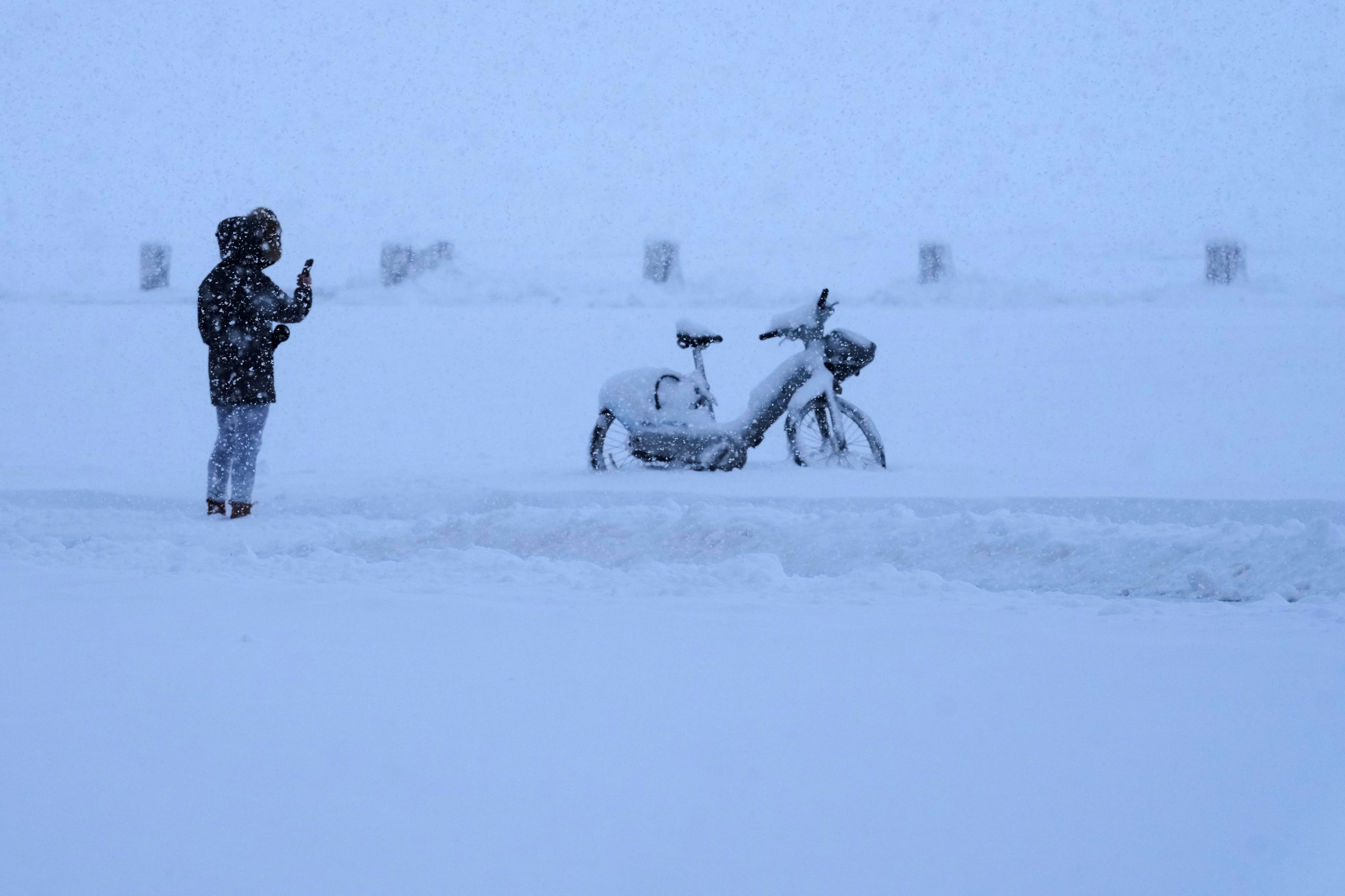 Зимна буря парализира САЩ: Над 800 000 без електричество, 10 000 полета отменени