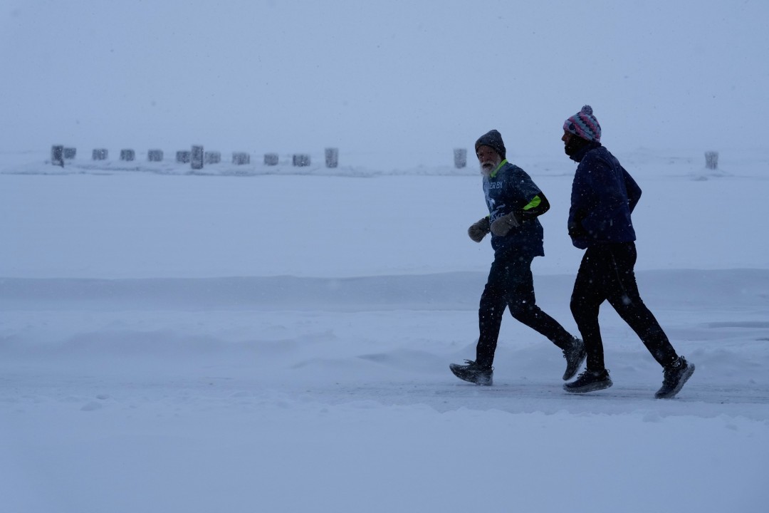 <p>Повече от 800 000 души в САЩ, включително в щата Ню Мексико в западната част на страната, останаха без електричество, а над 10 000 полета бяха отменени днес преди огромната зимна буря, която заплашва да парализира източните щати с обилни снеговалежи.</p>