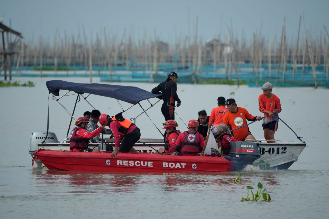 Кораб с 350 пътници потъна край Филипините, има жертви