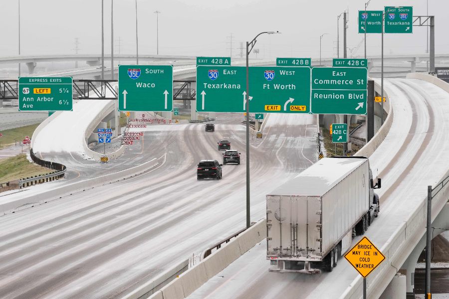 <p>Над 11 400 полета бяха отменени в неделя в Съединените щати, след като мощна зимна буря обхвана голяма част от страната и причини сериозни смущения във въздушния транспорт, съобщи Асошейтед Прес, позовавайки се на данни на уебсайта за проследяване на въздушния трафик &bdquo;ФлайтАуеър&ldquo; (FlightAware).</p>